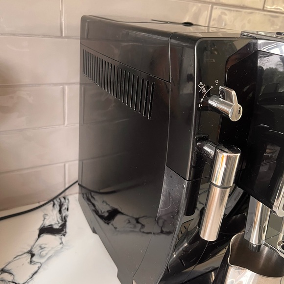 DeLonghi Dinamica Coffe Machine - Picture 3 of 8